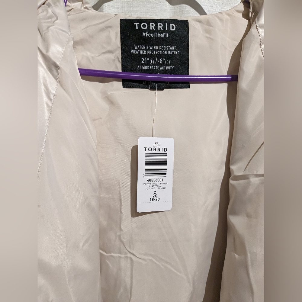 Torrid Puffer jacket with hood Torrid NWT size 2 - Picture 3 of 7